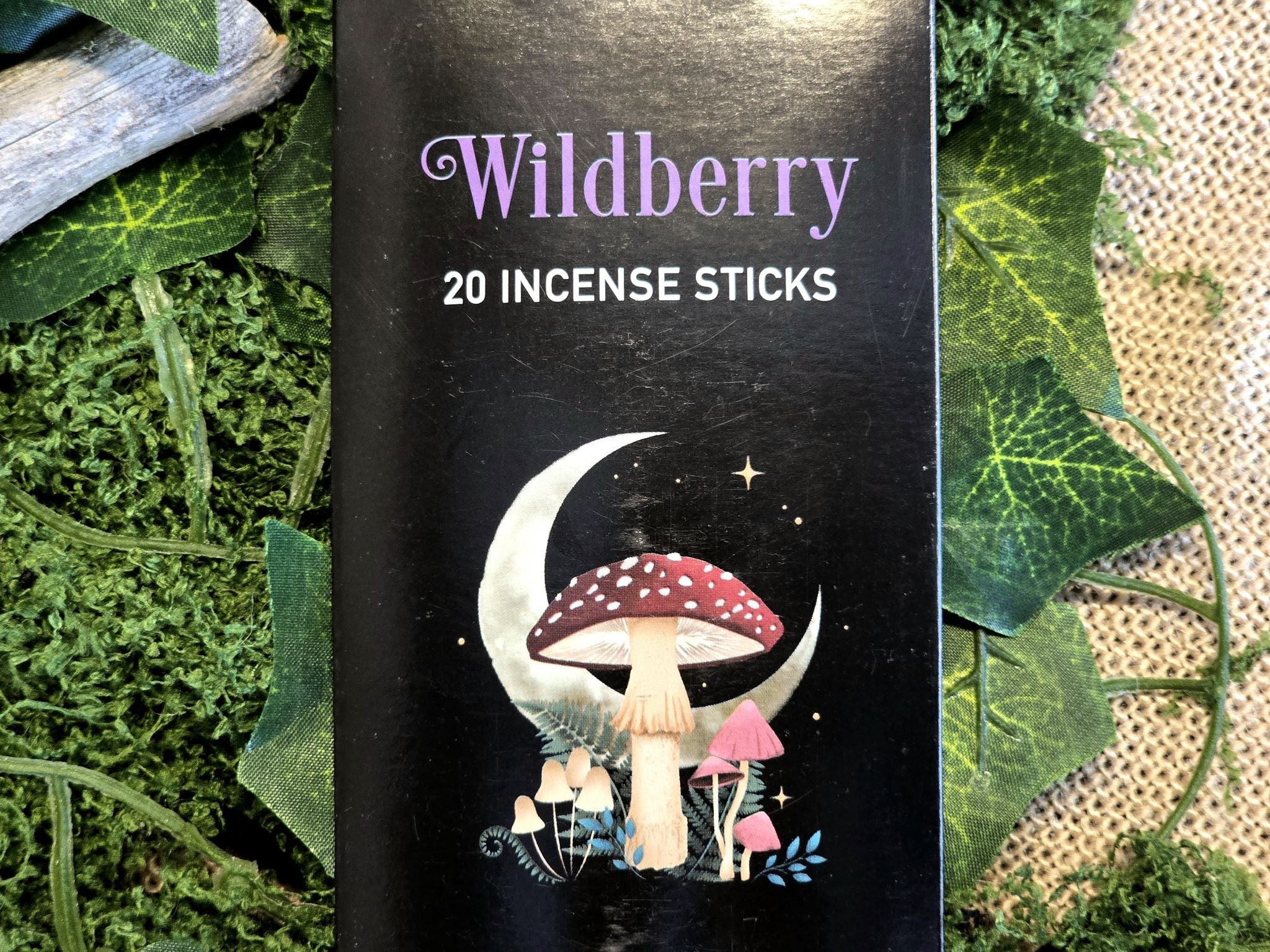 Something Different Dark Forest Wild Berry ‑suitsuketikut kauniilla luontoaiheisella kuvituksella tuoksuvat marjoilta ja tuo energistä tunnelmaa. 