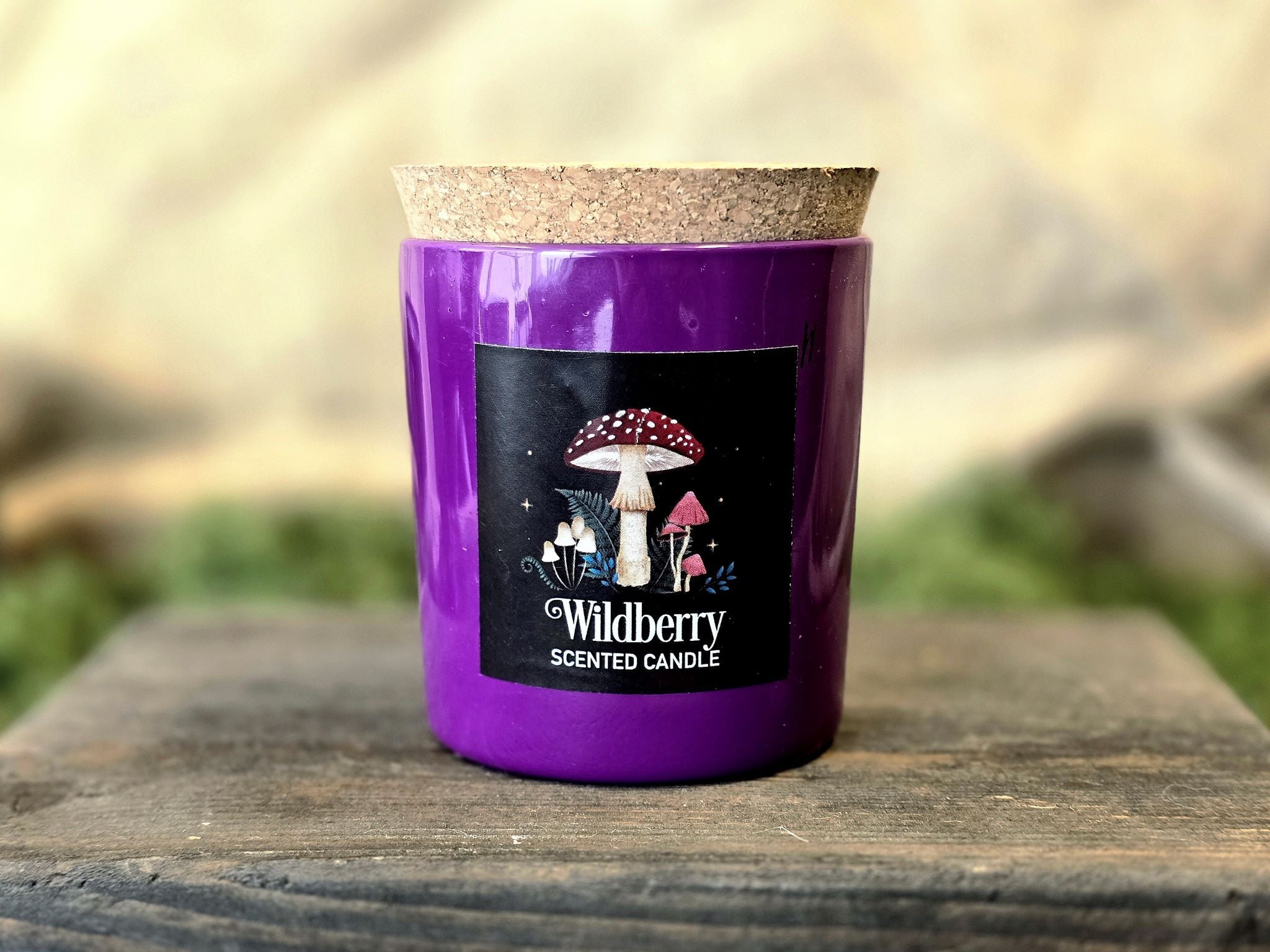 Dark Forest Wildberry-tuoksukynttilä tuo kotiin hurmaavan marjojen tuoksun! Kynttilää koristaa kaunis luontoaiheinen kuvitus.&nbsp; Mukana tuleva korkkikansi suojaa kynttilää polttokertojen välillä.&nbsp; Tuote toimitetaan kauniisti koristellussa pahvirasiassa.