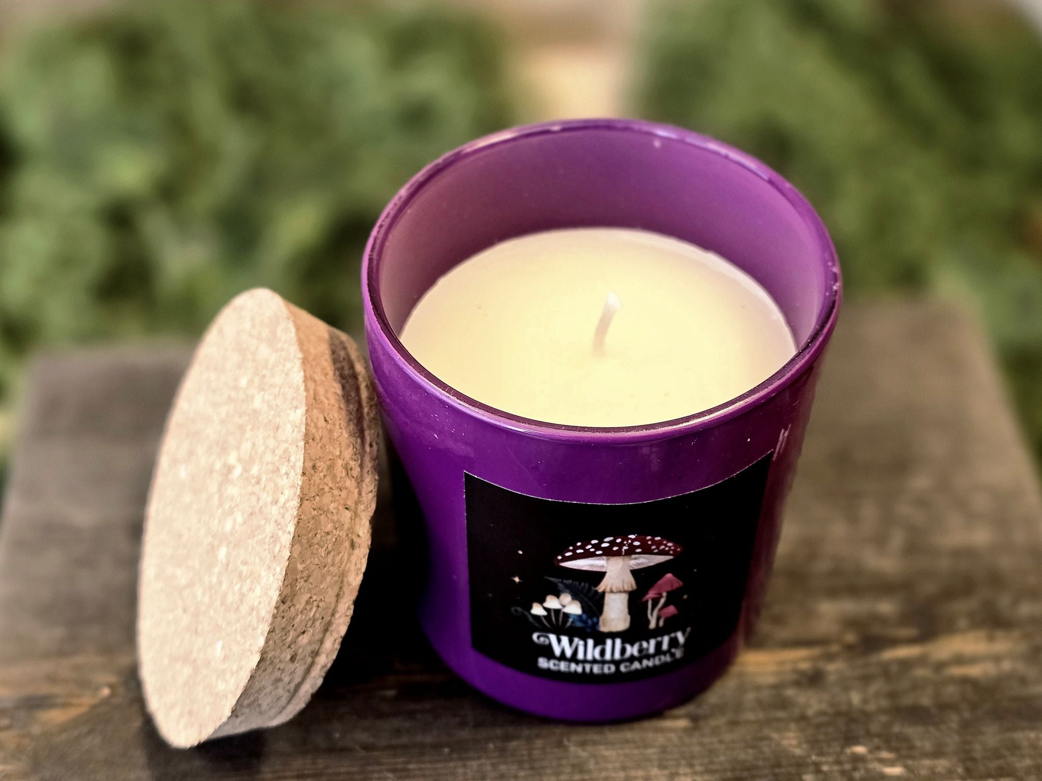 Dark Forest Wildberry-tuoksukynttilä tuo kotiin hurmaavan marjojen tuoksun! Kynttilää koristaa kaunis luontoaiheinen kuvitus.&nbsp; Mukana tuleva korkkikansi suojaa kynttilää polttokertojen välillä.&nbsp; Tuote toimitetaan kauniisti koristellussa pahvirasiassa.