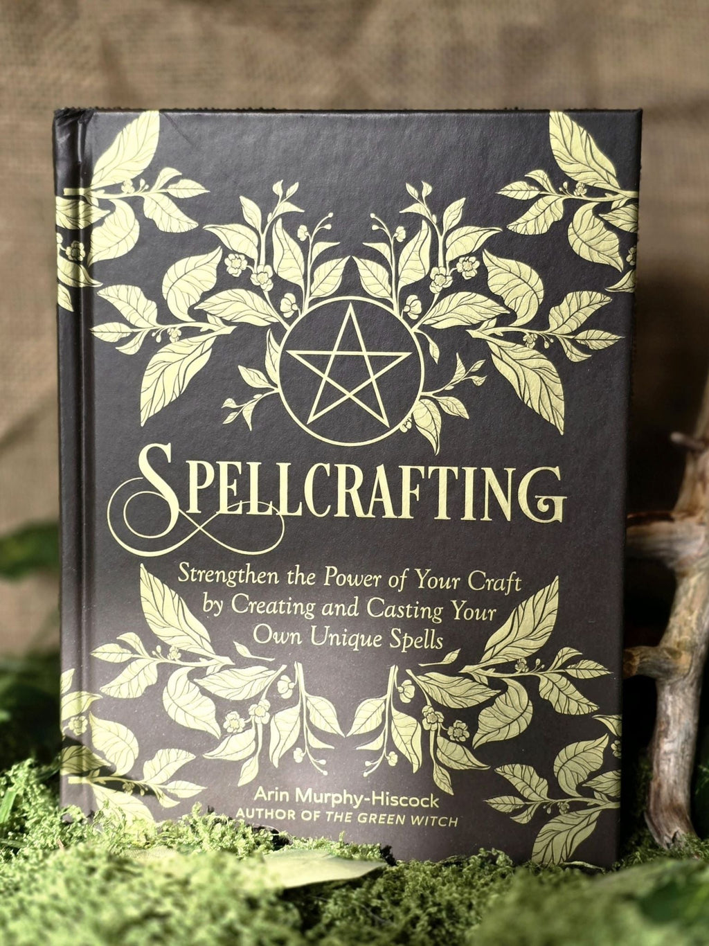 Spellcrafting - Strengthen the Power of Your Craft by Creating and Casting Your Own Unique Spells. Kirja englanniksi Inked Mystiqs verkkokaupasta.