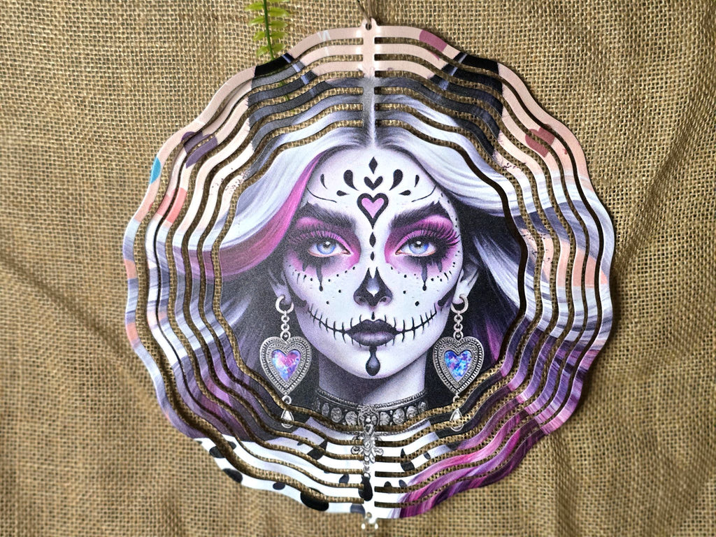 Ritan Joogamon valmistama sugar skull aiheinen tuulipyora lasikristalleilla.