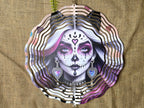 Ritan Joogamon valmistama sugar skull aiheinen tuulipyora lasikristalleilla.