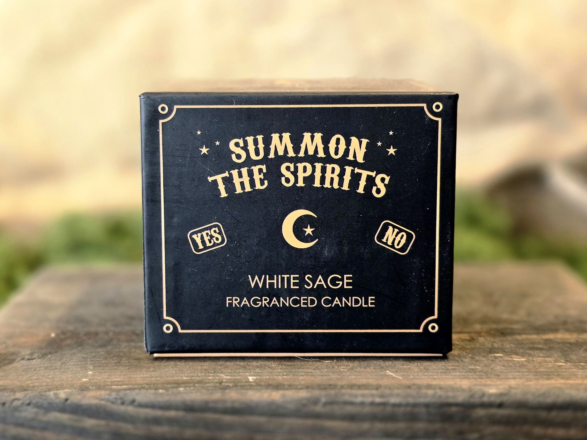 Summon The Spirits tuoksukynttilä on valkosalvian tuoksuinen ja&nbsp; valettu näyttävään mustaan huurrelasiin, ja mukana tuleva korkkikansi suojaa sitä polttokertojen välillä.&nbsp; Tuote toimitetaan pahvirasiassa.