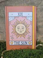 Tarot korteista tuttu the sun muistikirjana.