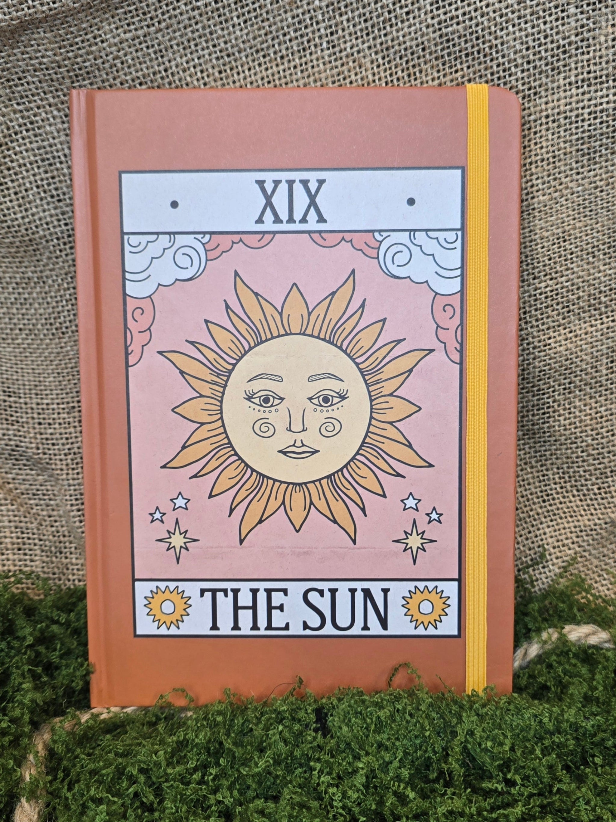 Tarot korteista tuttu the sun muistikirjana.