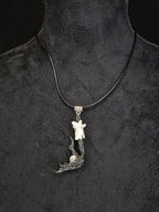 Kaulakoru, jossa naakan jalka pitelee kuukivihelmeä. Koristettu myös supikoiran nikamaluulla. 