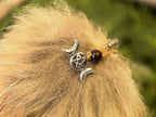 Supikoiran häntä Triple Moon symbolilla, laukkukoru/avaimenperä. Inked Mystiqsiltä. Yksityiskohta korusta.