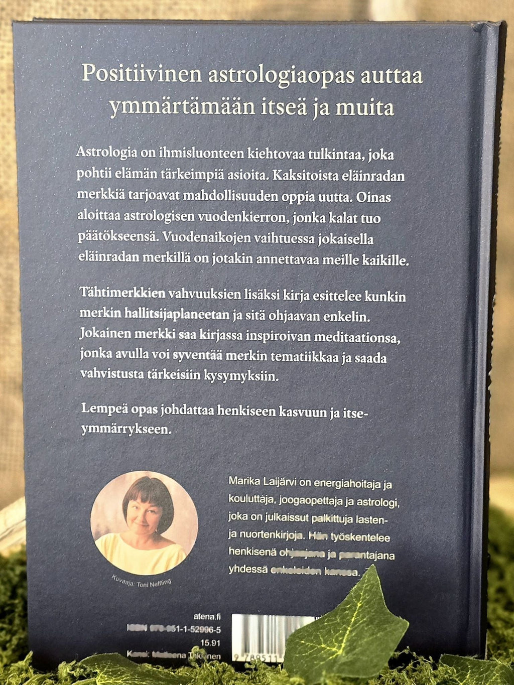 Marika Laijärvi Tähtioppaasi kirja. 