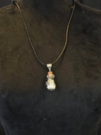 Kaulakoru, jossa lasiriipuksessa särövuorikristallia ja jäkälää, tähtiriipus somisteena. 