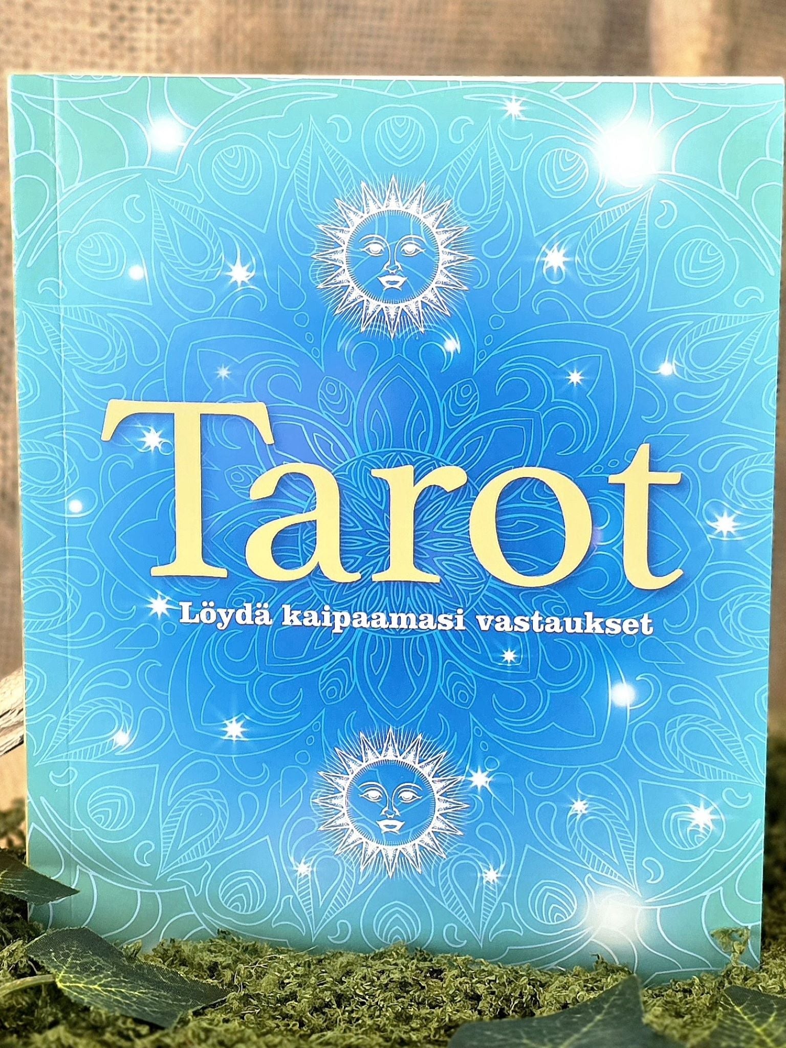 Tarot kortit ja opaskirja Tarot löydä kaipaamasi vastaukset. 