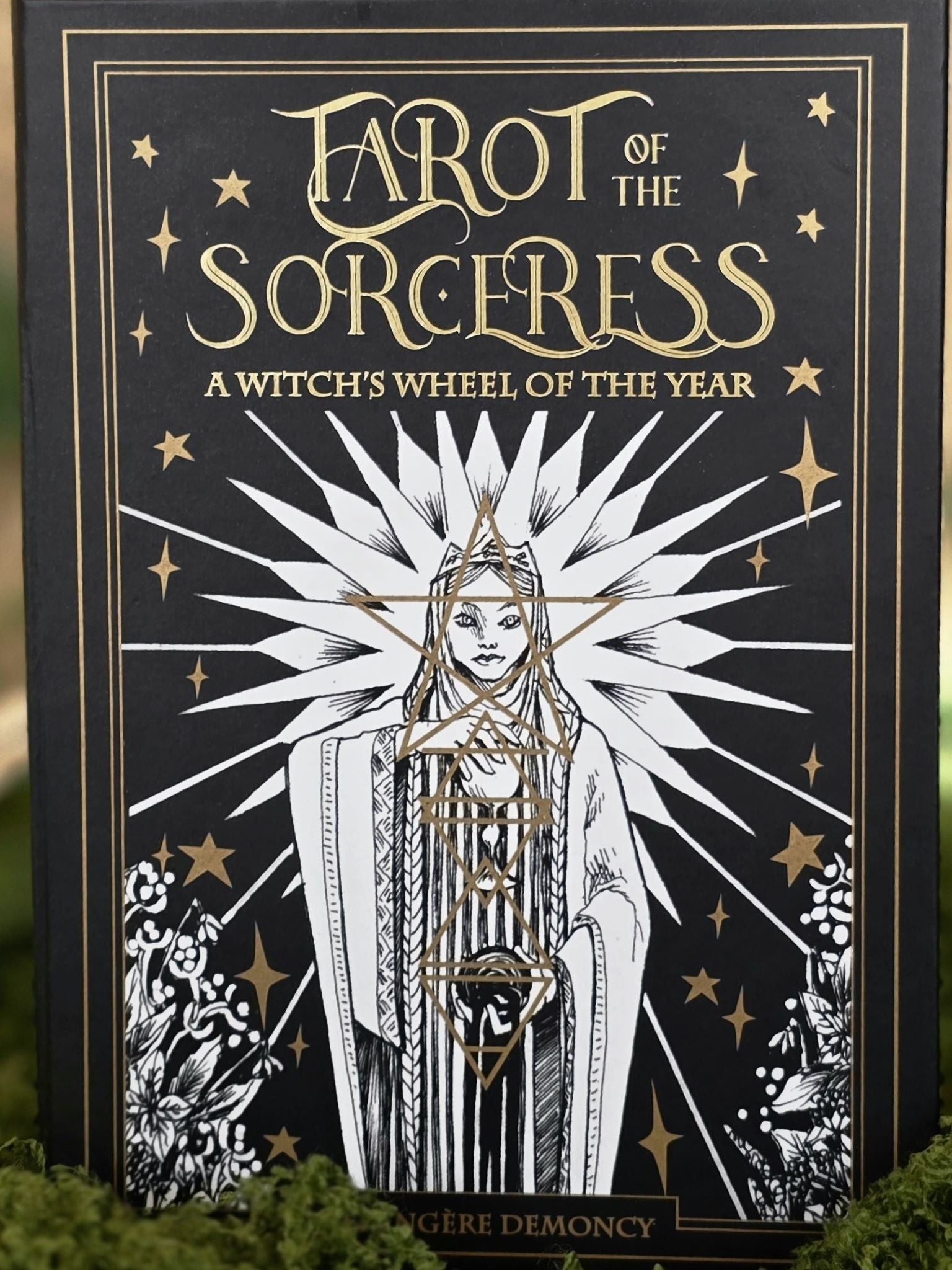 Tarot of the Sorceress tarotkortit Inked Mystiqs verkkokaupasta.