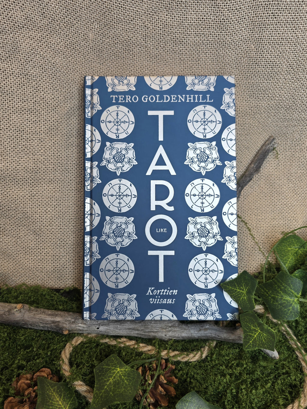 Tarot aiheinen kirja.