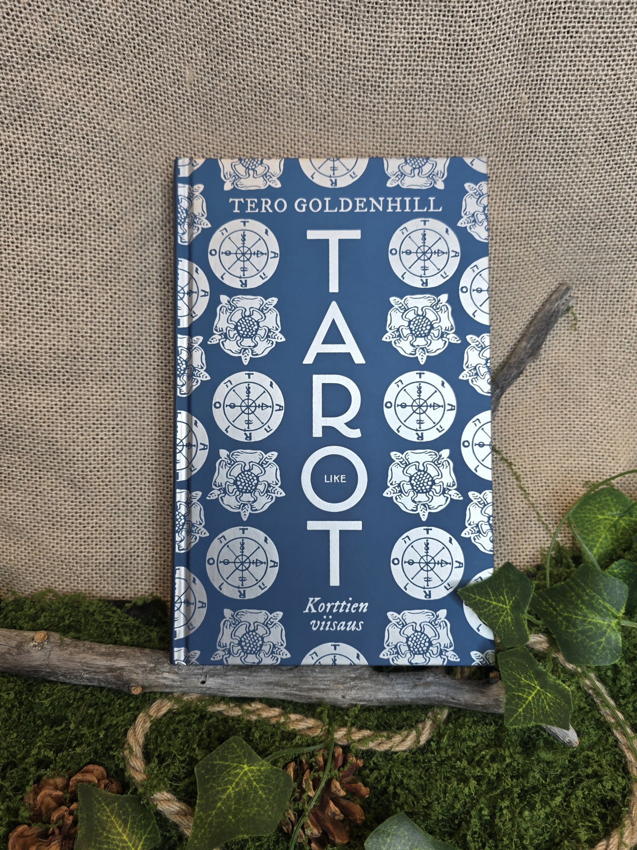 Tarot aiheinen kirja.