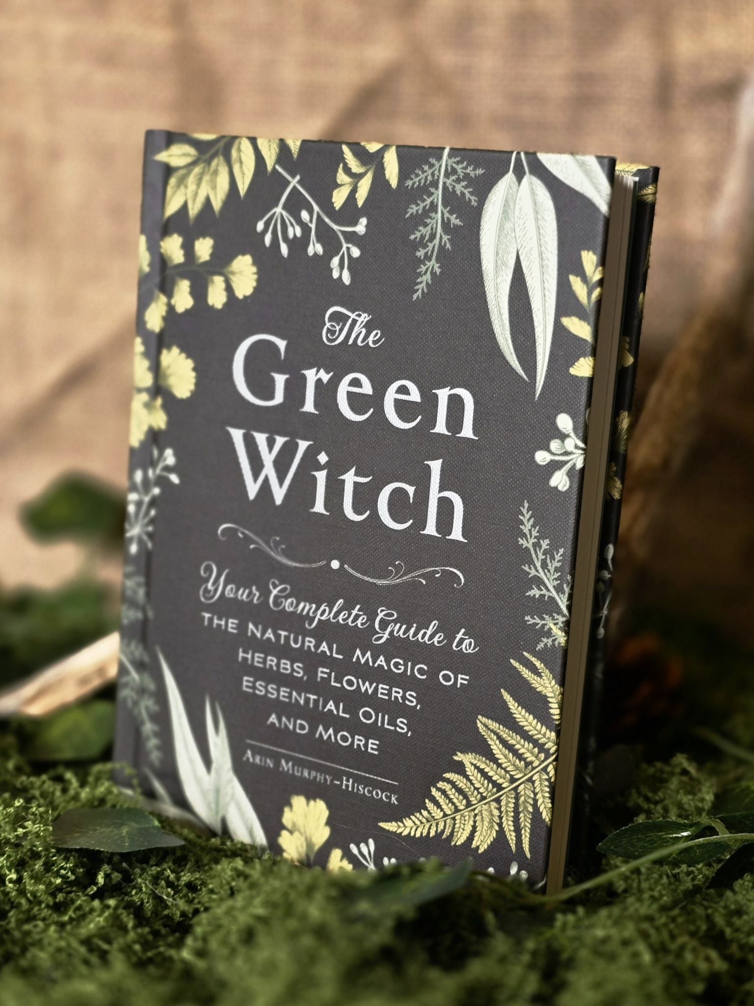 The Green Witch - Your Complete Guide to the Natural Magic of Herbs, Flowers, Essential Oils, and More