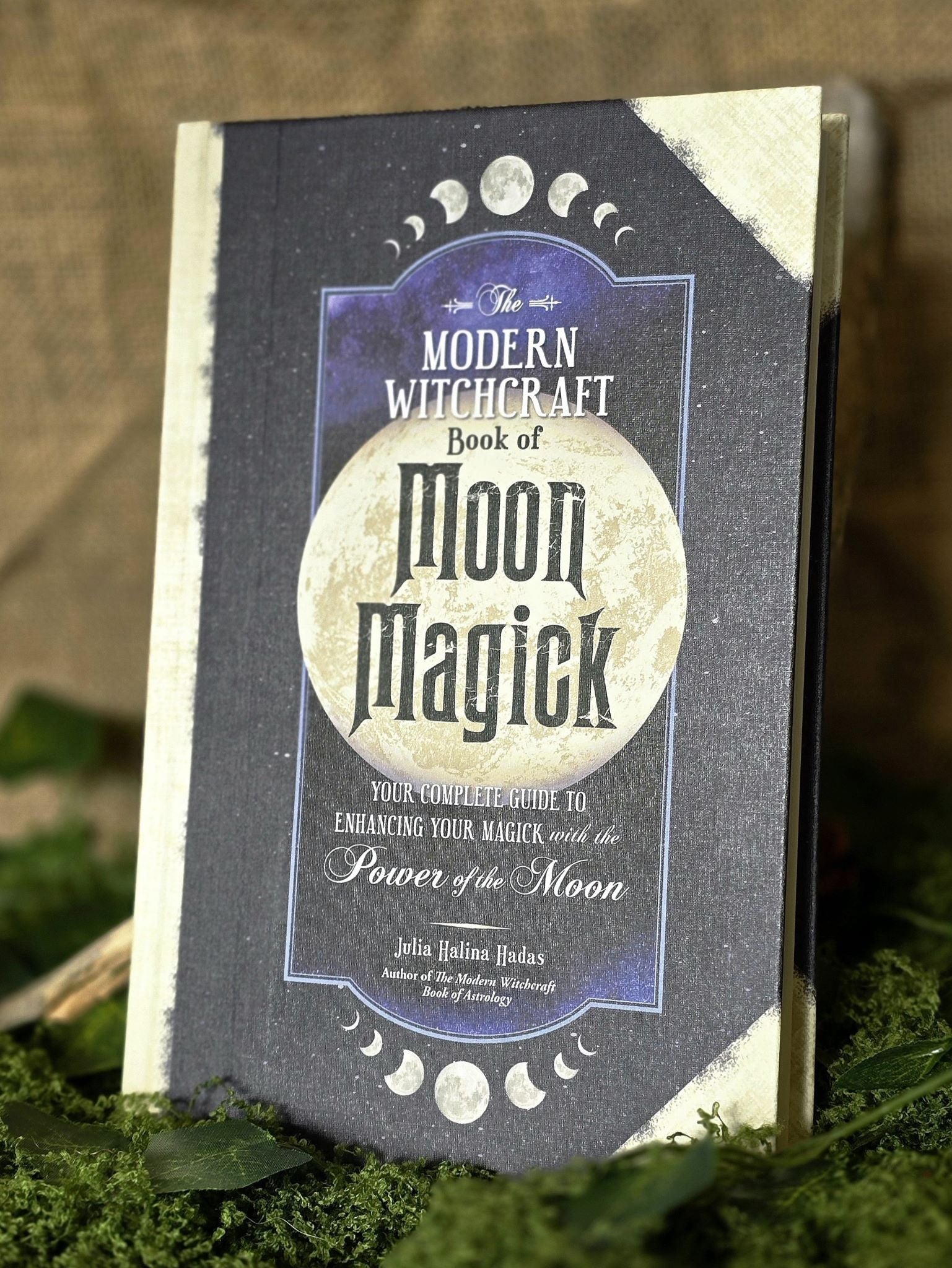 The Modern Witchcraft Book of Moon Magick - Your Complete Guide to Enhancing Your Magick with the Power of the Moon (Modern Witchcraft Magic, Spells, Rituals) , Julia Halina Hadas