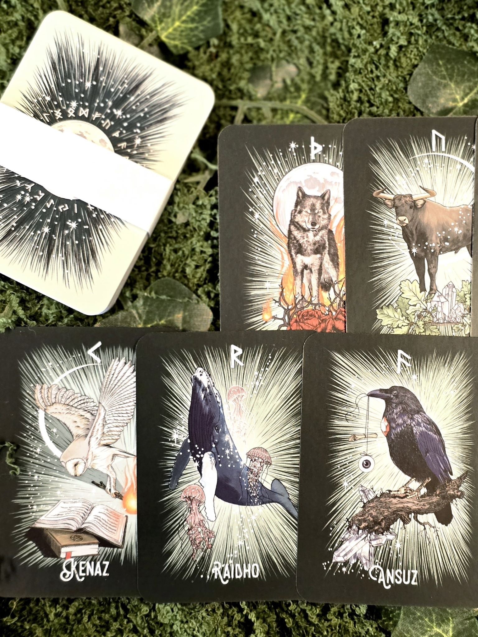 The Witch’s Familiar Runic Oracle -oraakkelikortit