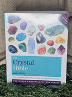The crystal bible kirja englanniksi.