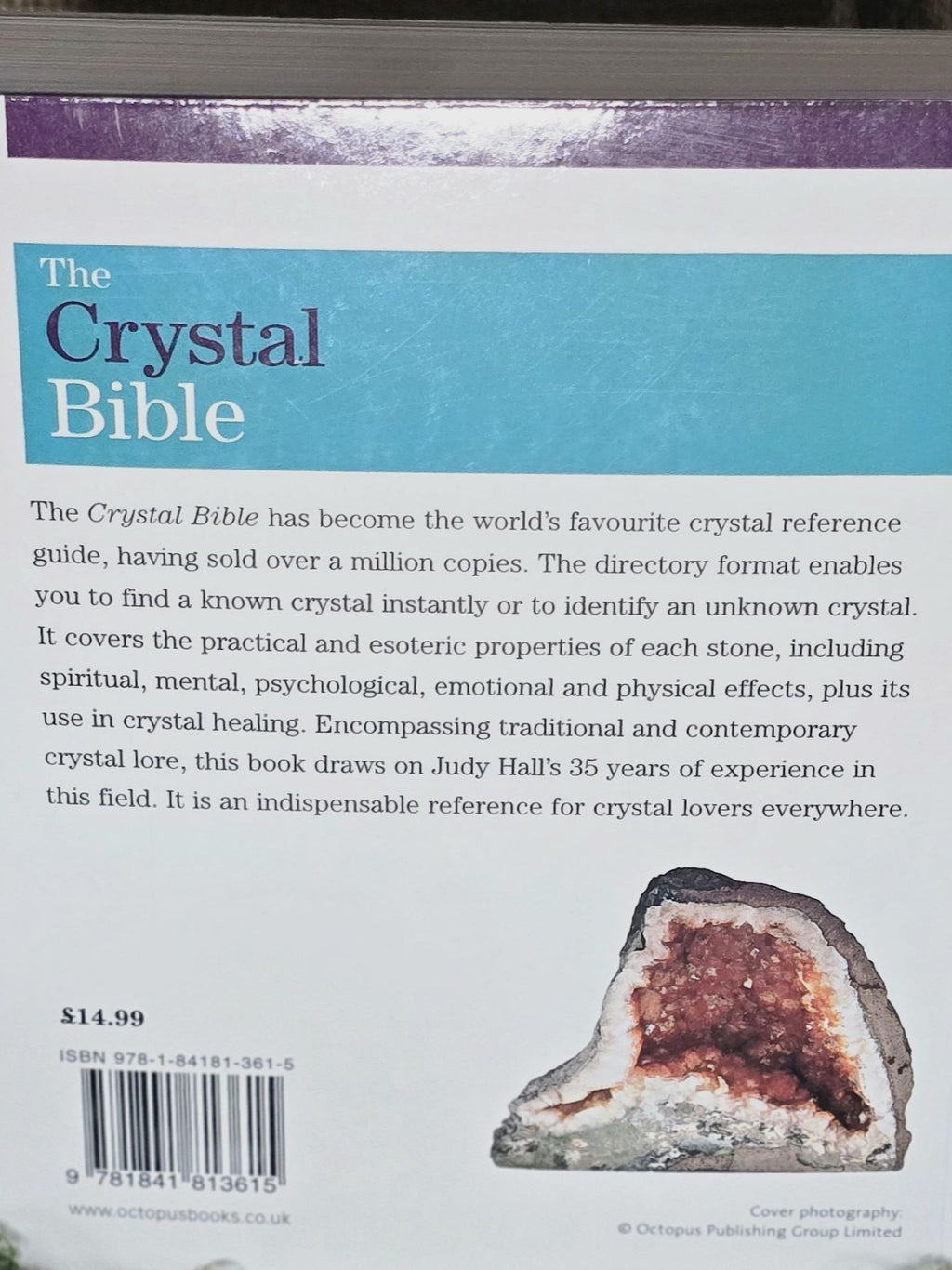 The crystal bible kirja englanniksi.