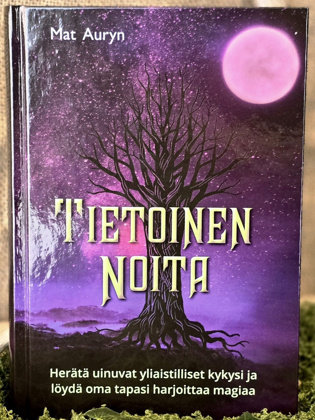 Tietoinen noita kirja etukansi. 