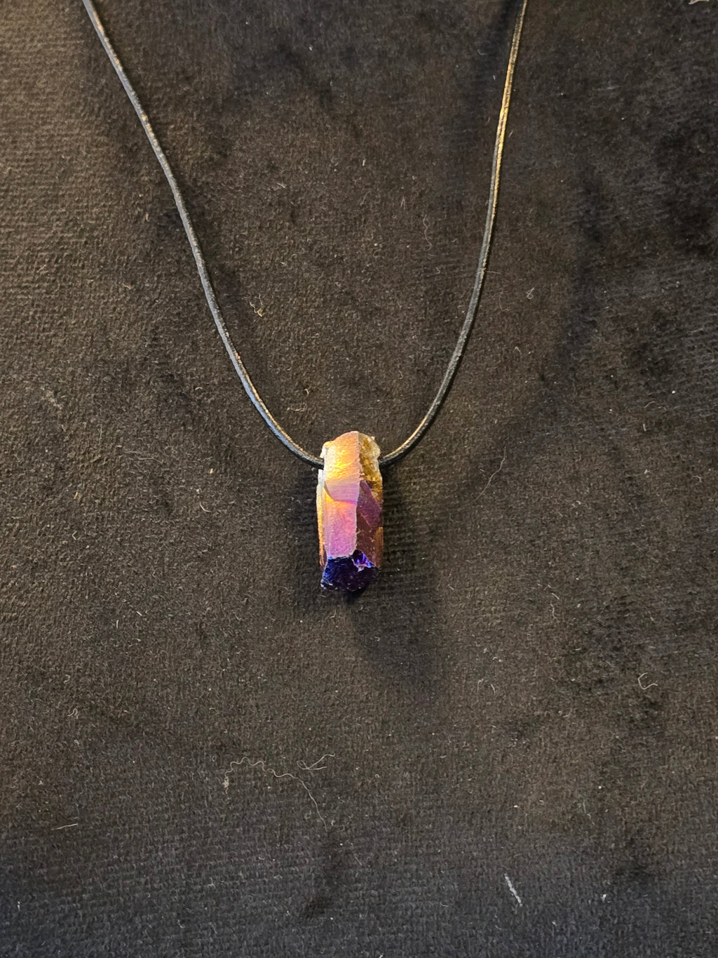 titanium aurakvartsi nahkanauhassa