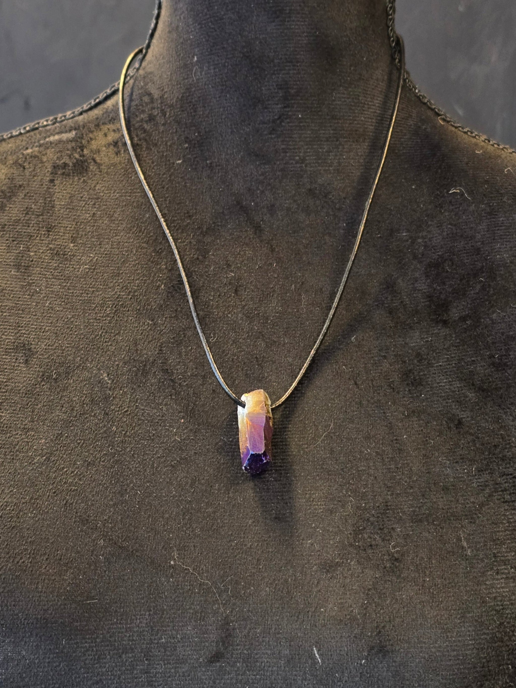 Titanium aurakvartsi nahkanauhassa