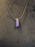 Titanium aurakvartsi nahkanauhassa