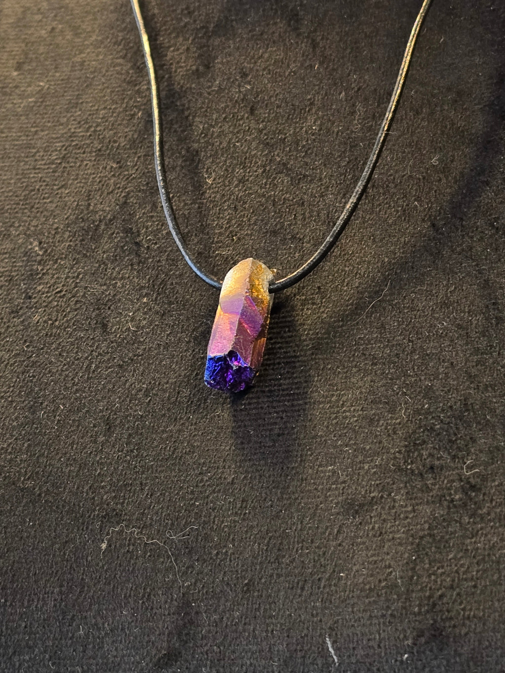 titanium aurakvartsi nahkanauhassa.