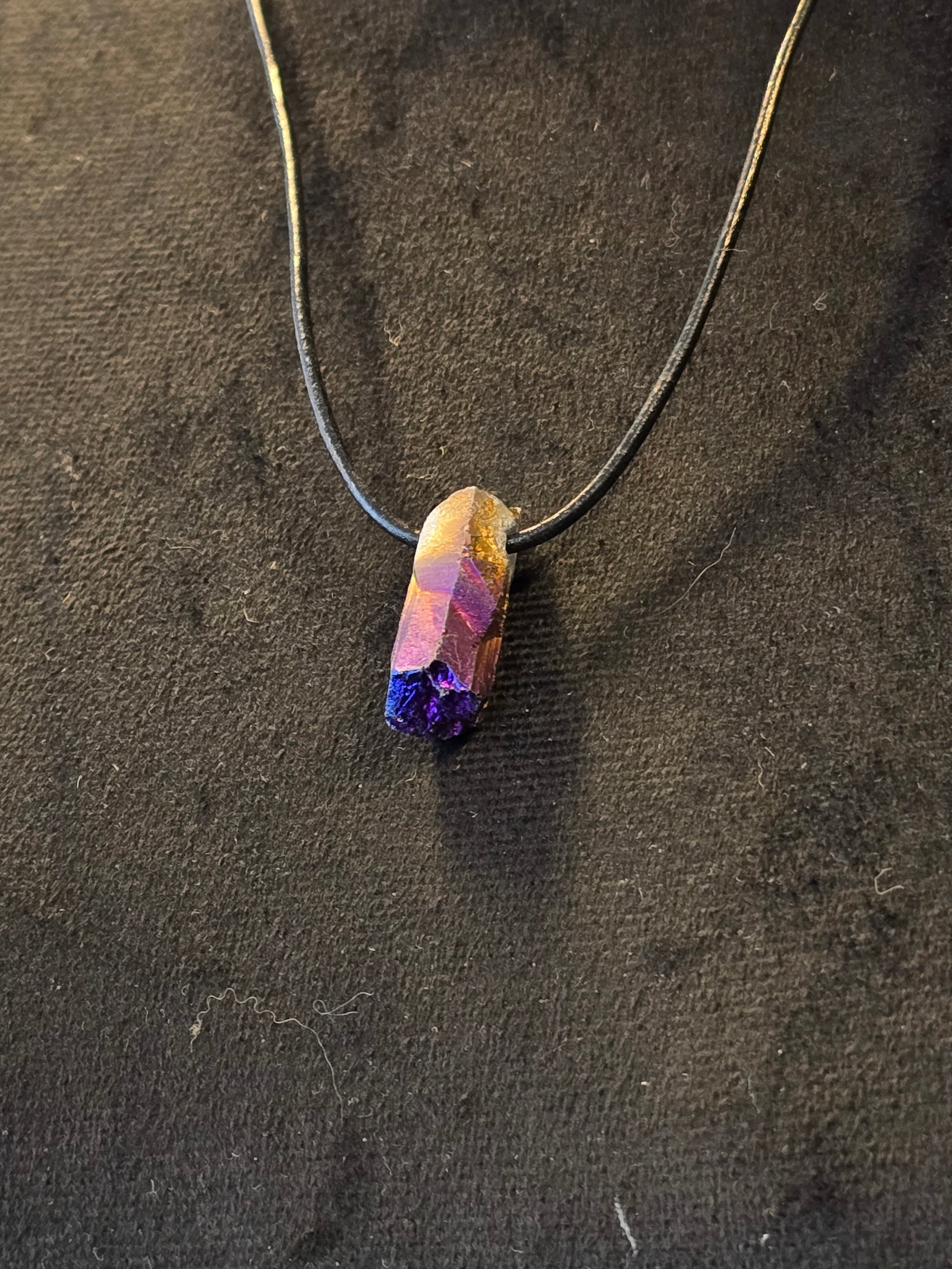 titanium aurakvartsi nahkanauhassa.