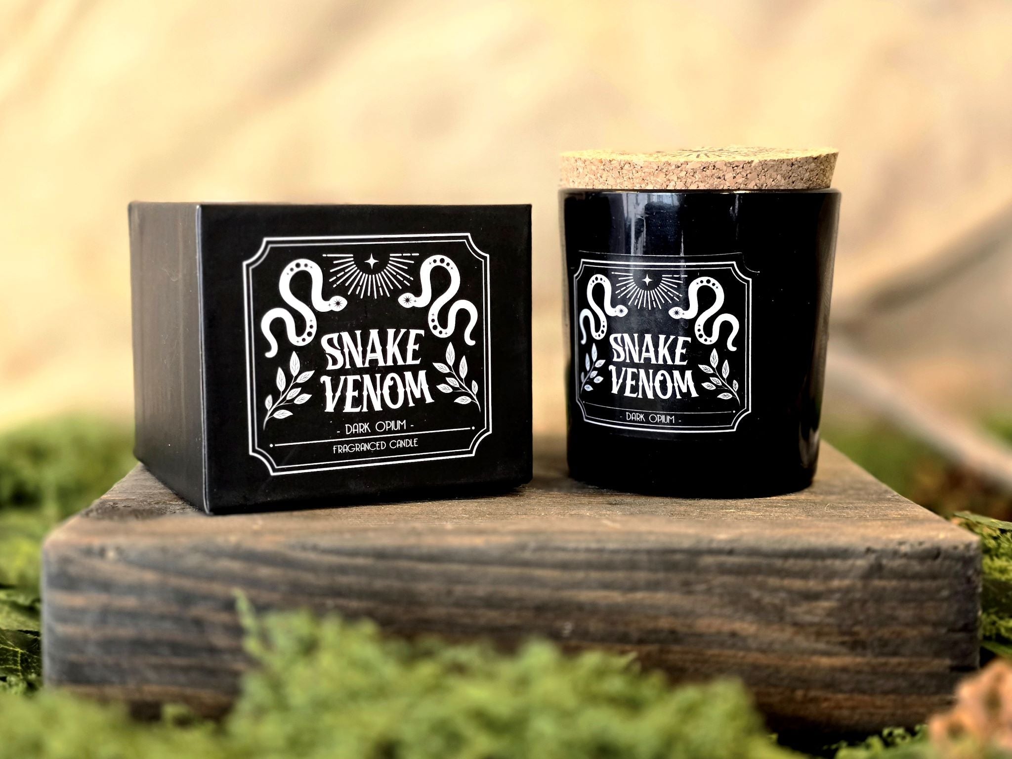 Snake venom tuoksukynttilä pahvirasialla. Opium tuoksu. 