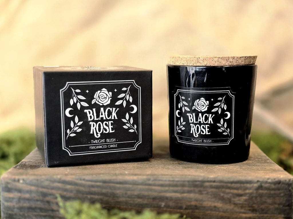 Tuoksukynttilä pahvirasialla, Black rose (ruusun tuoksu).