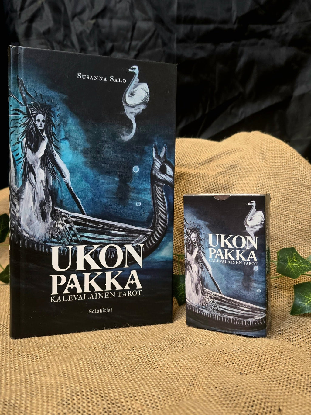 Ukon Pakka - tarotkortit ja kirja - Inked Mystiqs