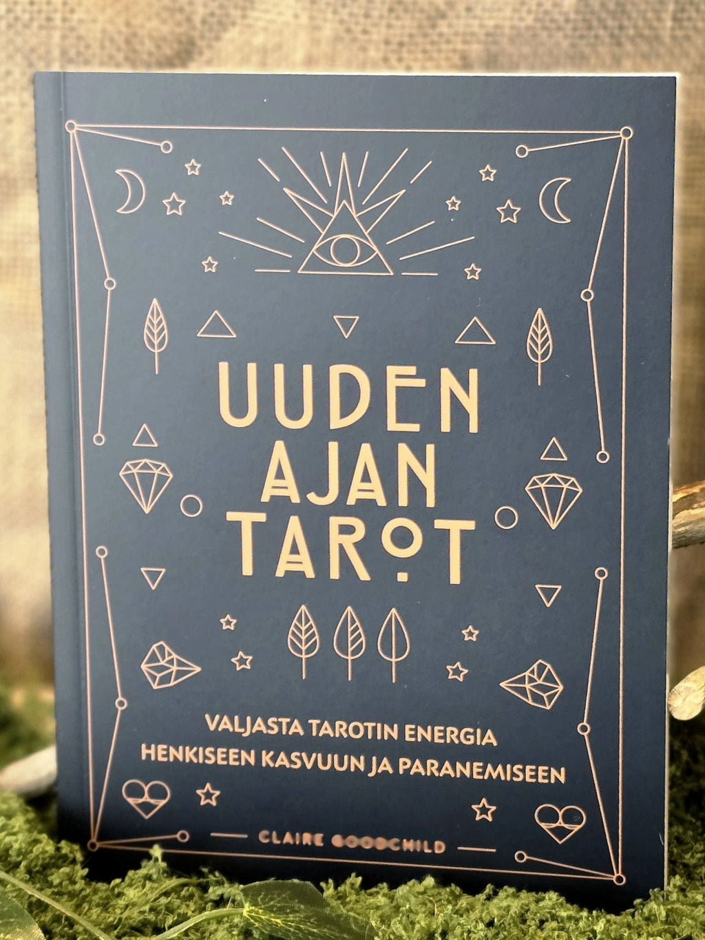 Uuden ajan tarot, kortit ja opaskirja. Suomeksi. 