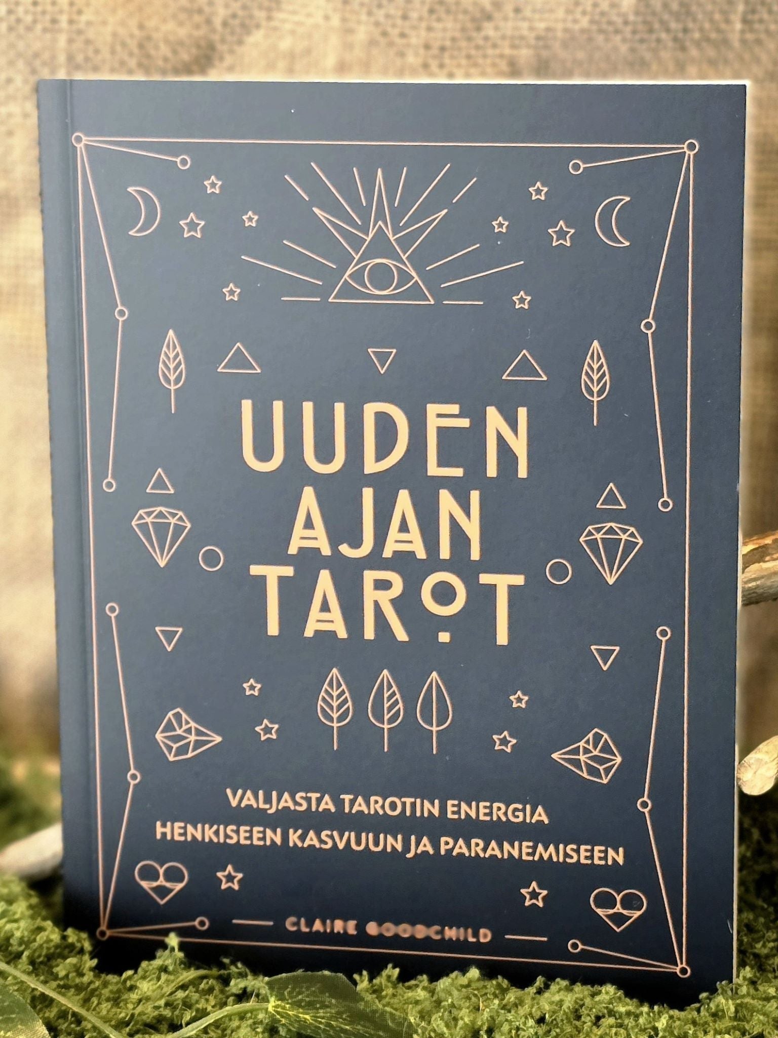 Uuden ajan tarot, kortit ja opaskirja. Suomeksi. 