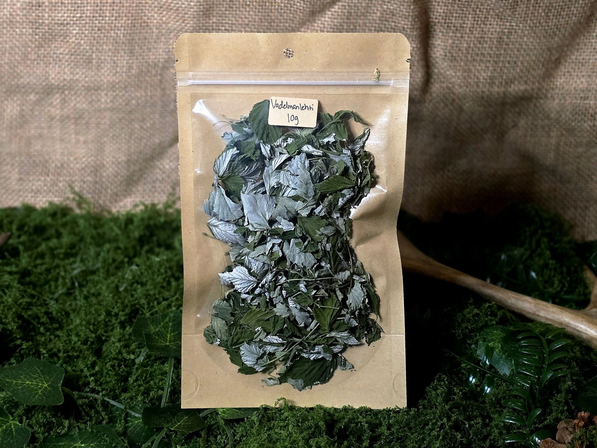 Kuivattu vadelmanlehti 10g pakkauksessa.