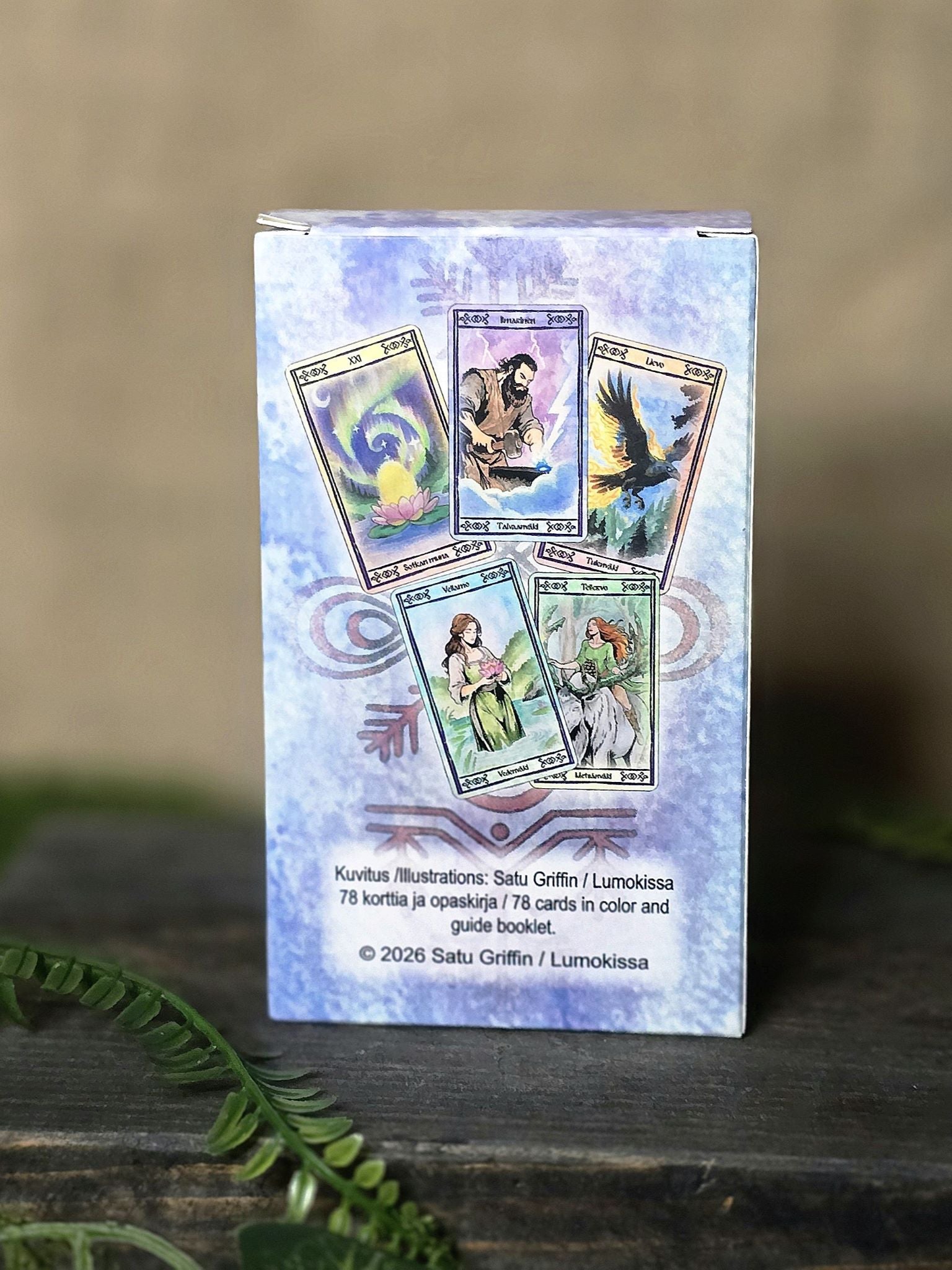 Väen voimat tarot pakka takaa.