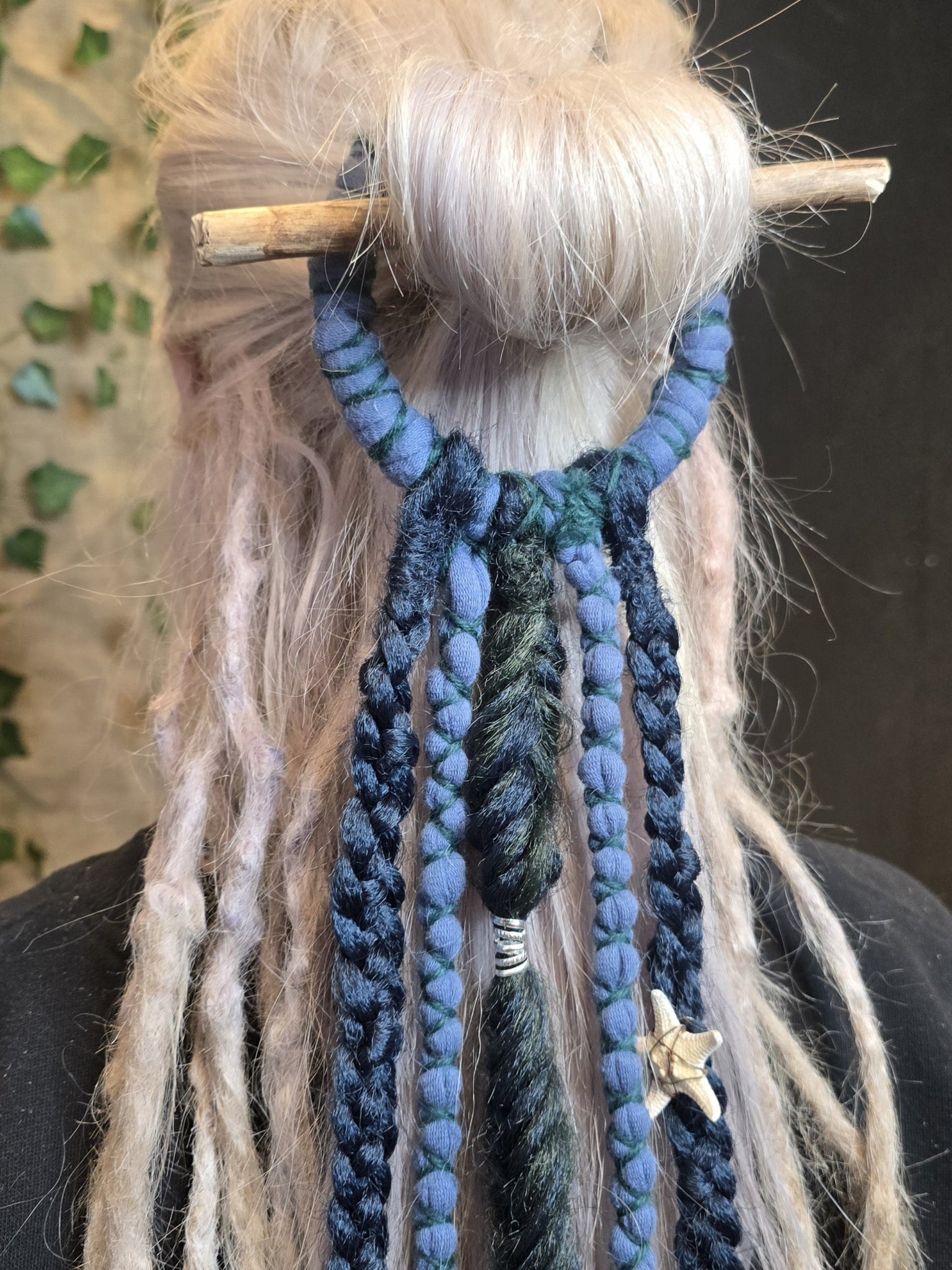 Koristeellinen sininen merellinen takkurengas/nutturarengas.