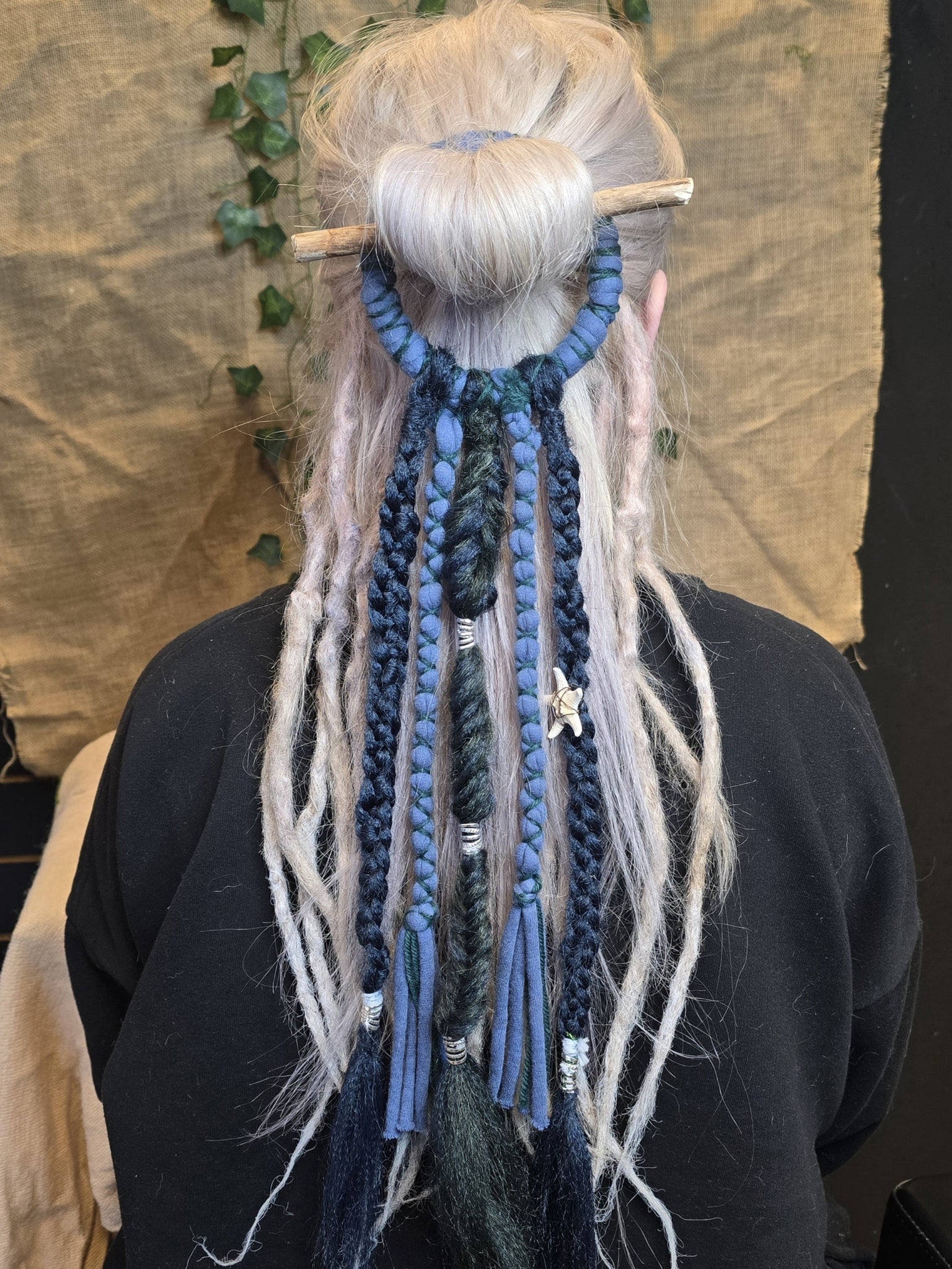 Koristeellinen sininen merellinen takkurengas/nutturarengas.