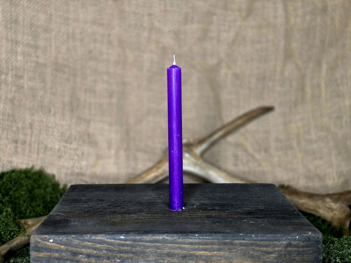 Violetti loitsukynttilä.