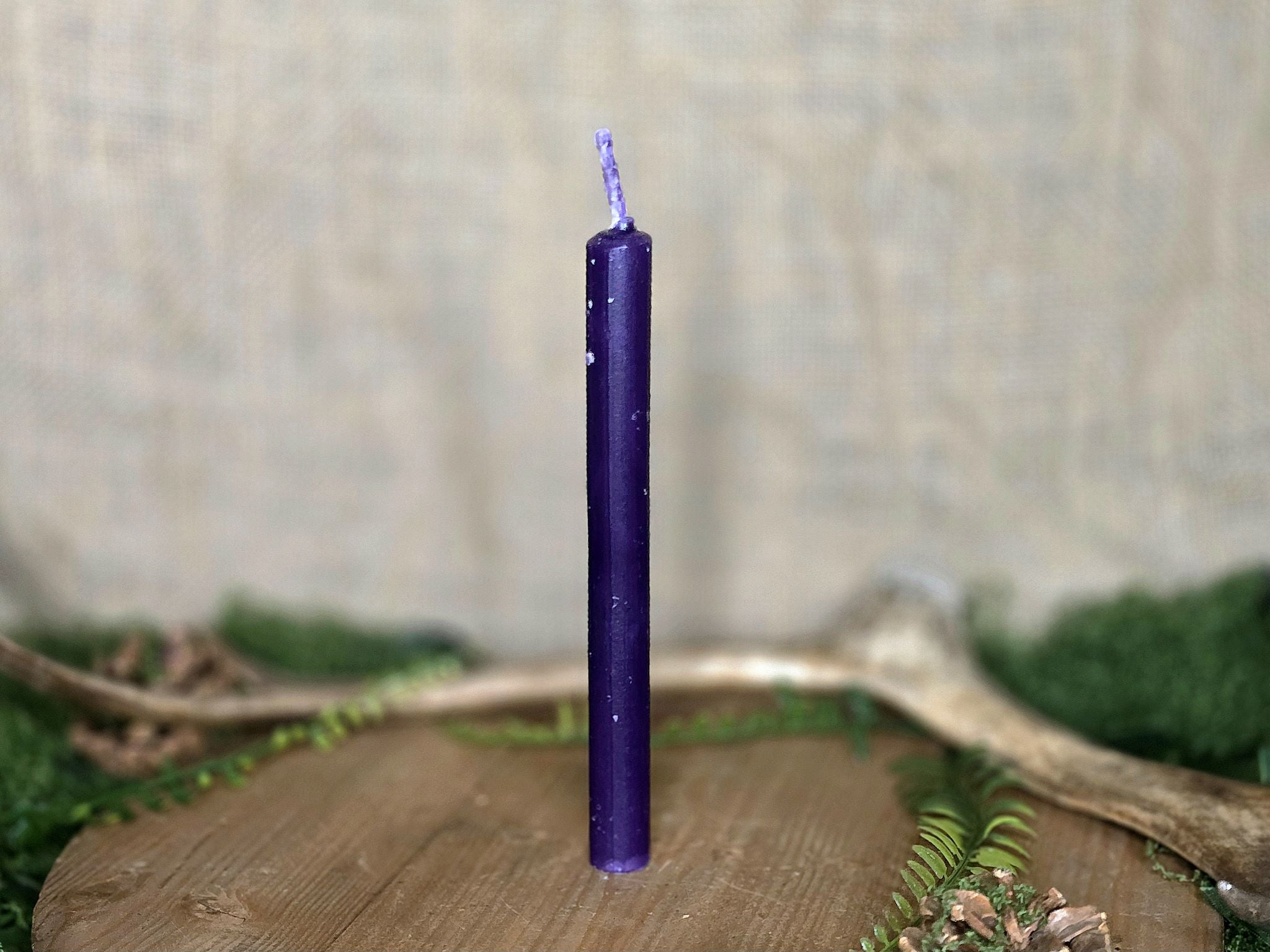 Violetti loitsukynttilä isompi koko. 