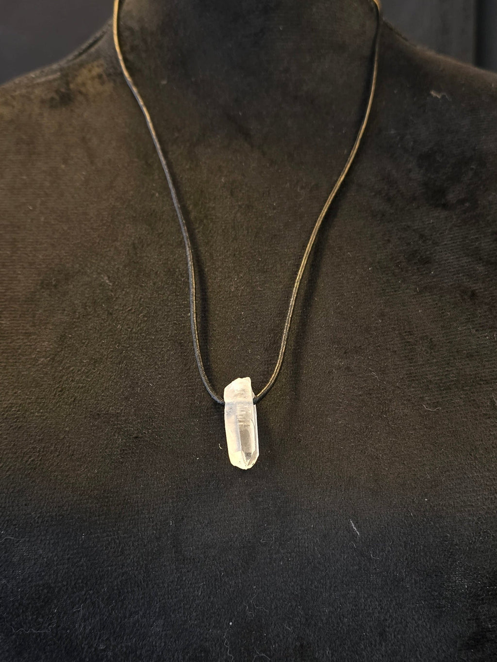 Vuorikristalli kivi nahkanauhassa. 