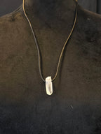 Vuorikristalli kivi nahkanauhassa. 