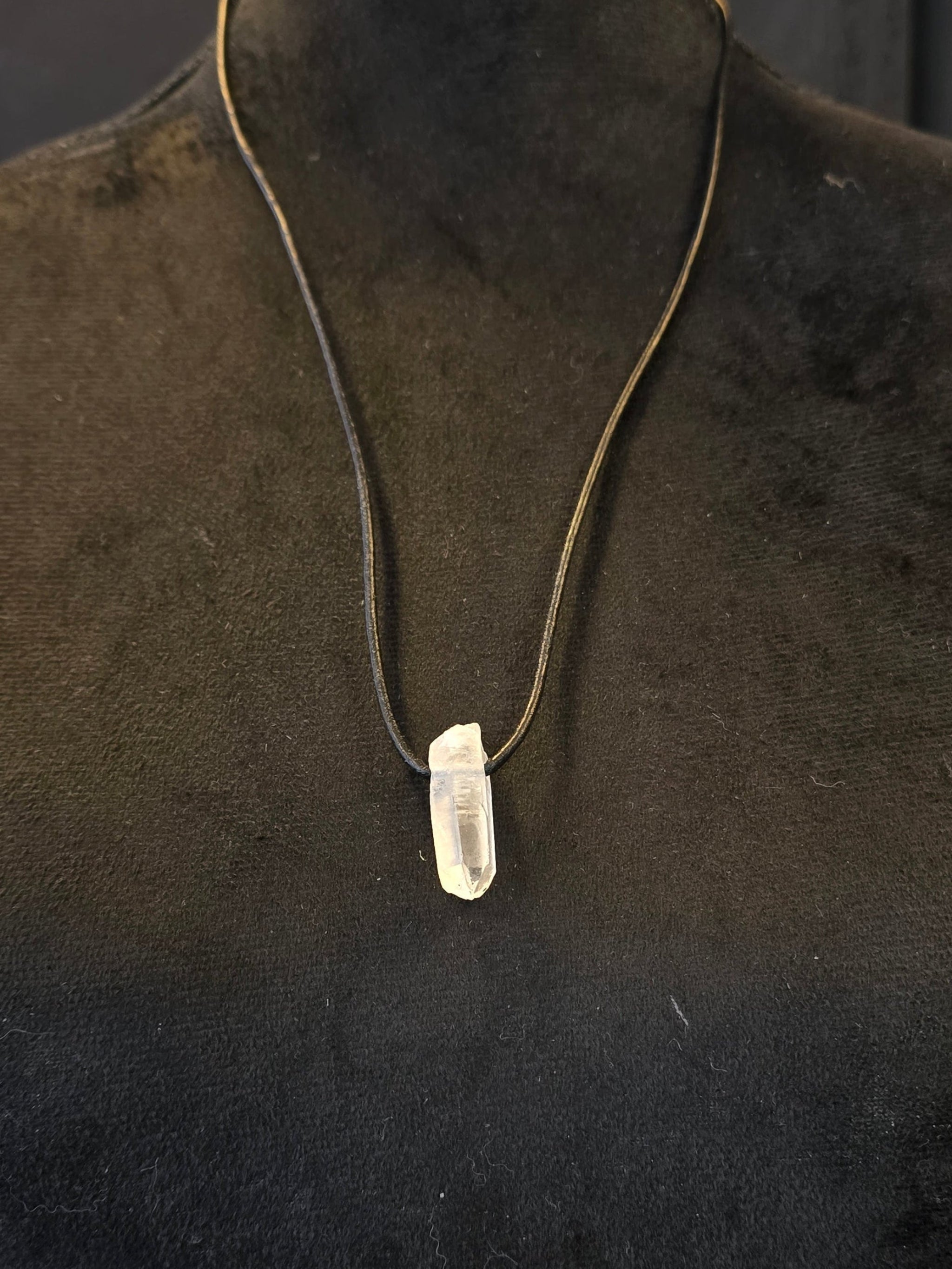 Vuorikristalli kivi nahkanauhassa. 