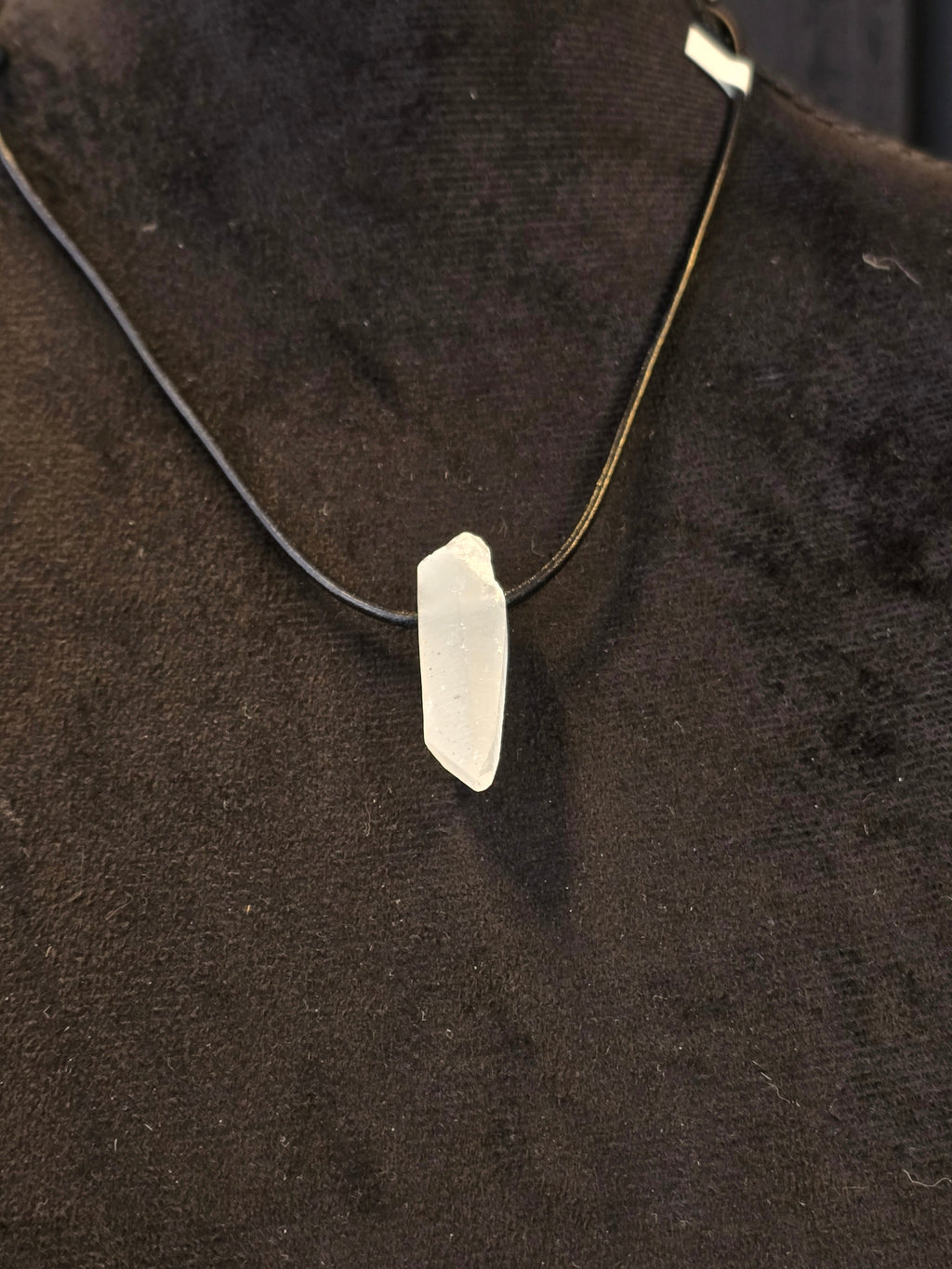 Vuorikristalli kivi nahkanauhassa. 