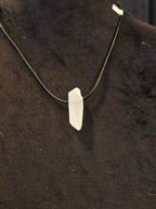 Vuorikristalli kivi nahkanauhassa. 