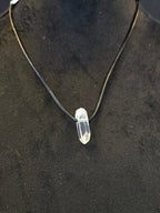 Vuorikristalli kivi nahkanauhassa. 