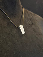 Vuorikristalli kivi nahkanauhassa. 