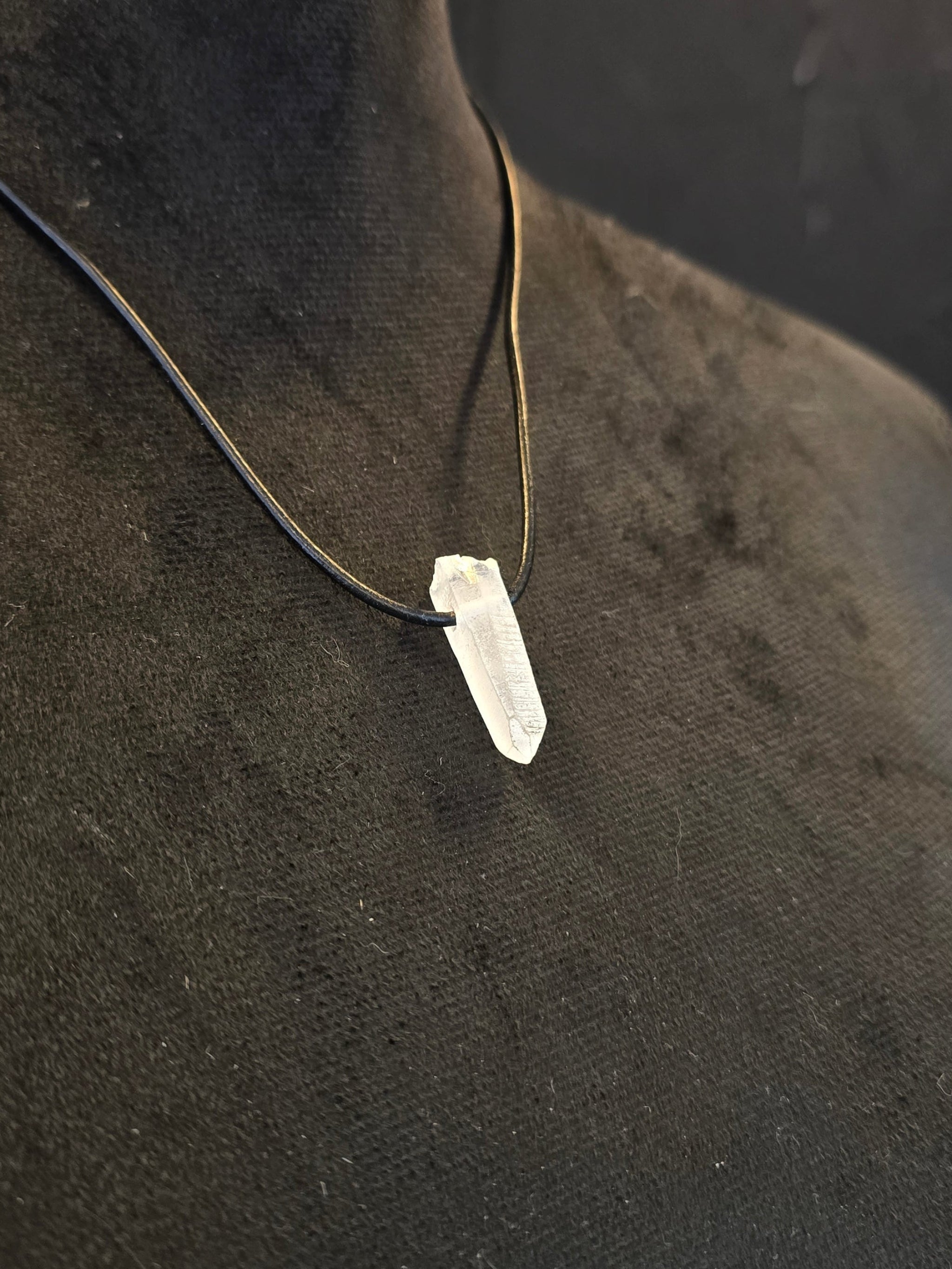 Vuorikristalli kivi nahkanauhassa. 