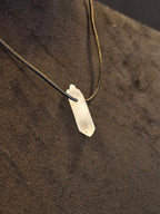 Vuorikristalli kivi nahkanauhassa. 