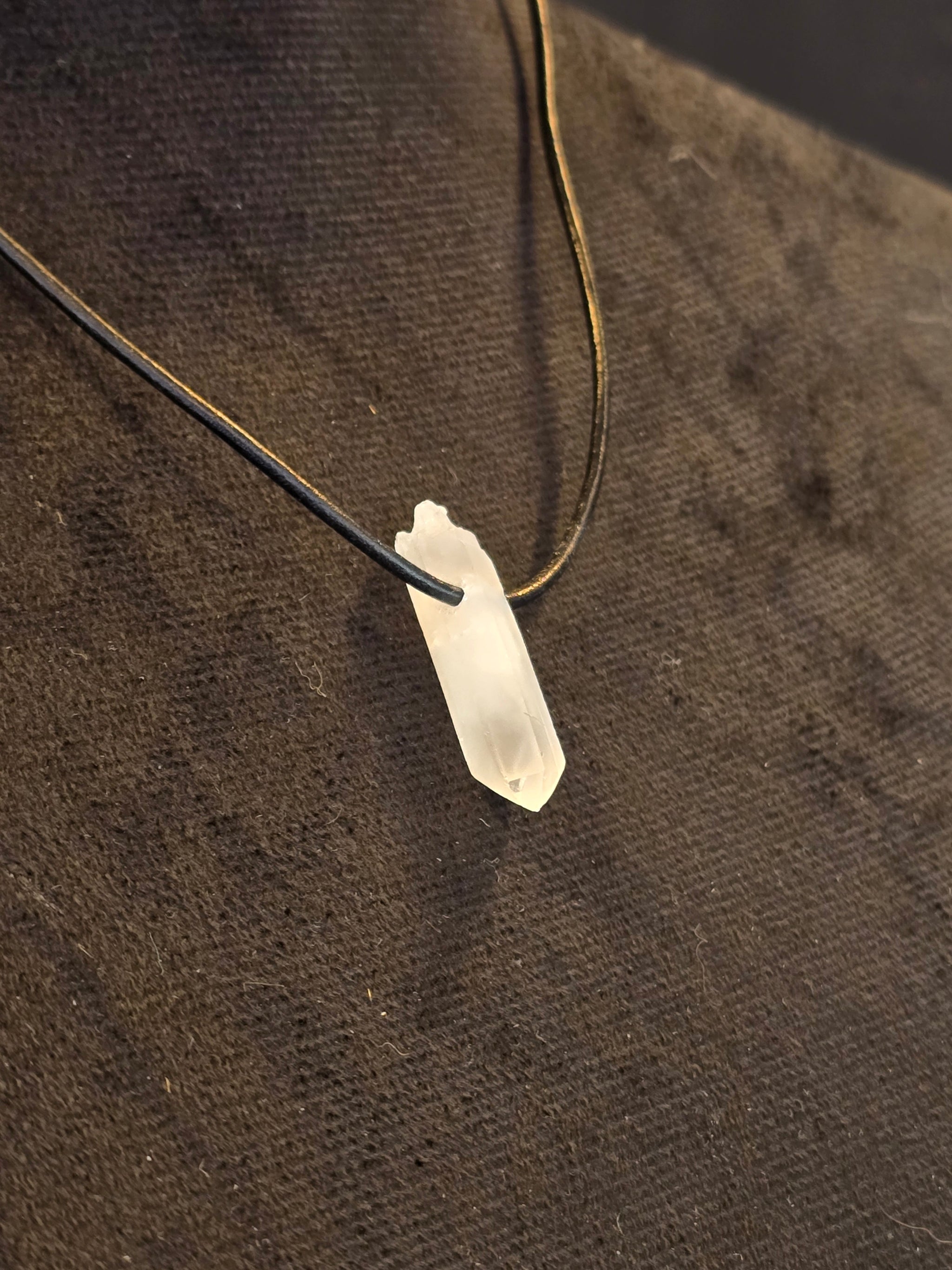 Vuorikristalli kivi nahkanauhassa. 