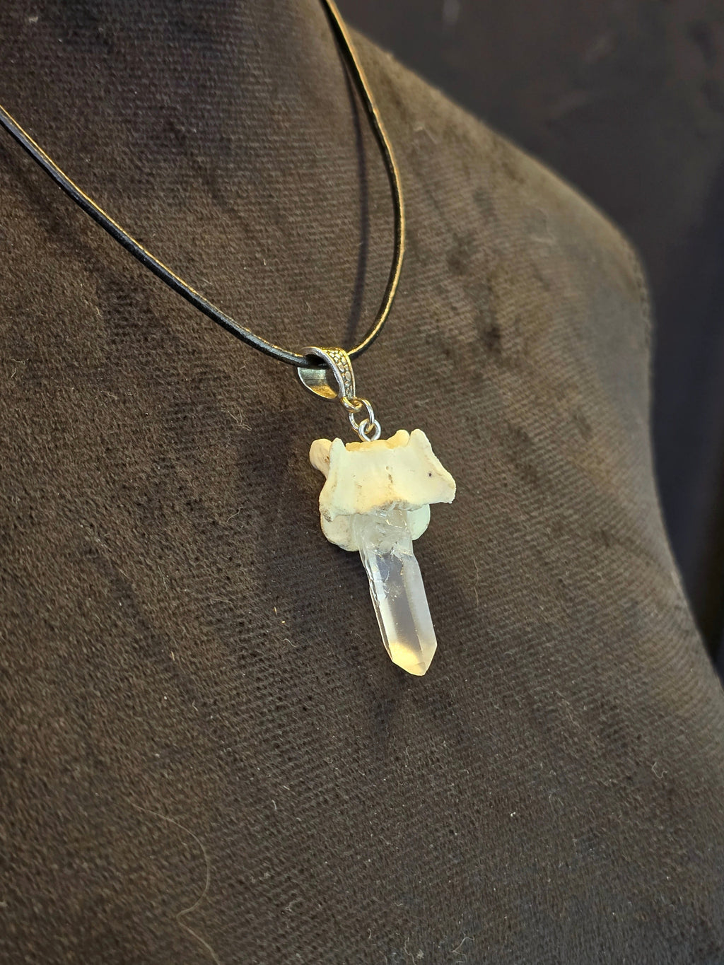 Vuorikristallia ja ketunnikama upeana uniikkina kaulakoruna. 